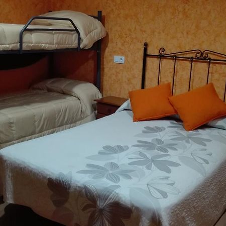 Hotel Hostal La Aldaba à Montearagon Extérieur photo