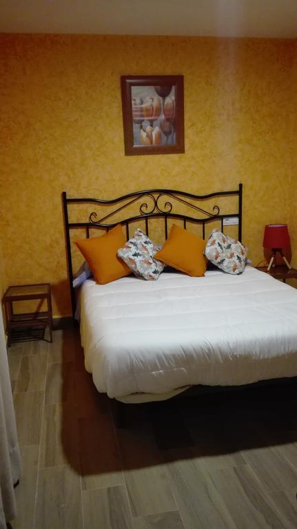 Hotel Hostal La Aldaba à Montearagon Extérieur photo