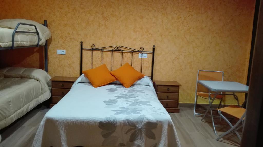 Hotel Hostal La Aldaba à Montearagon Extérieur photo