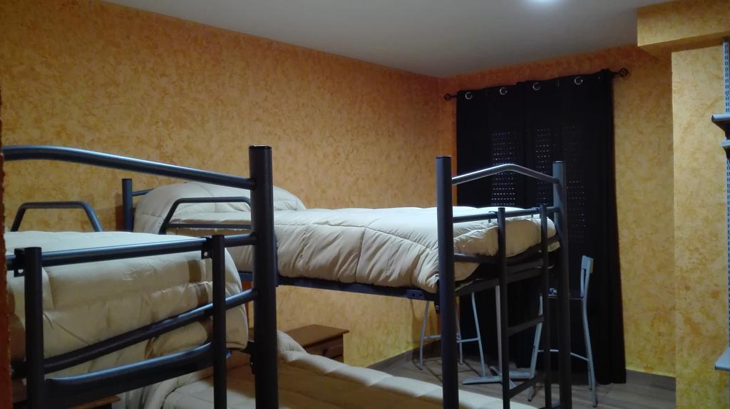 Hotel Hostal La Aldaba à Montearagon Extérieur photo
