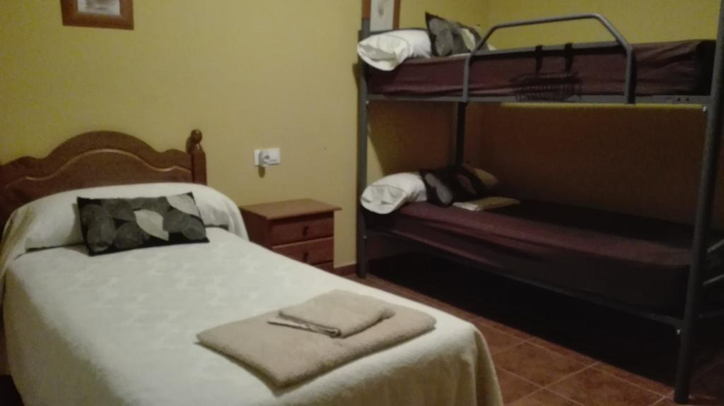 Hotel Hostal La Aldaba à Montearagon Extérieur photo