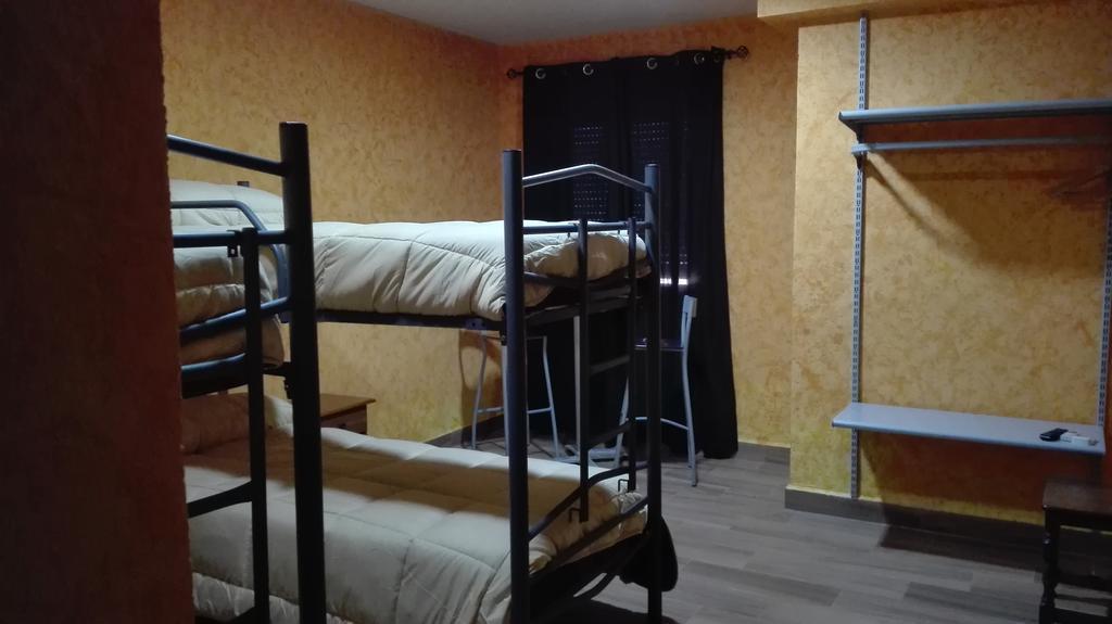 Hotel Hostal La Aldaba à Montearagon Extérieur photo