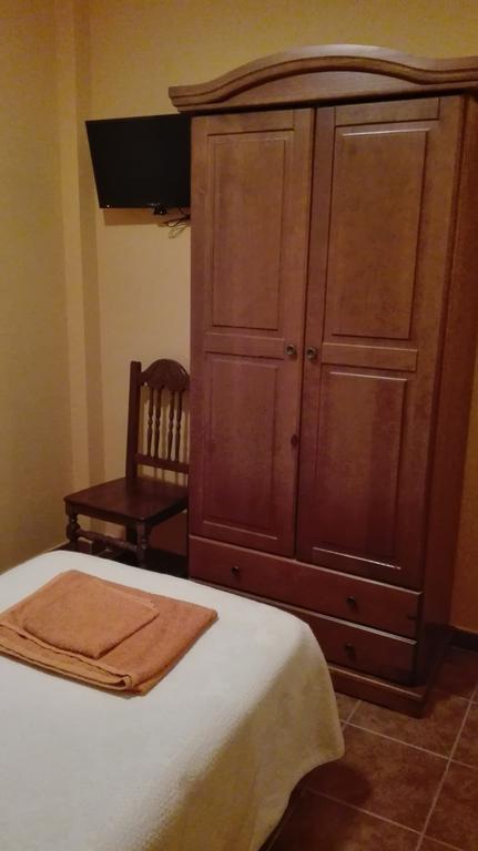 Hotel Hostal La Aldaba à Montearagon Extérieur photo