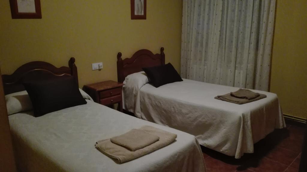 Hotel Hostal La Aldaba à Montearagon Extérieur photo