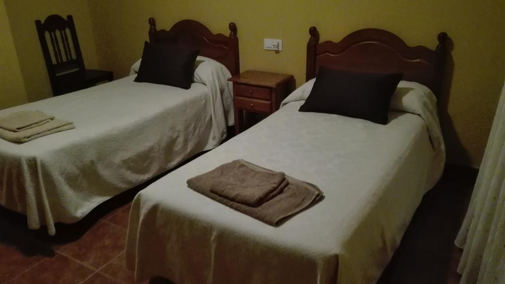 Hotel Hostal La Aldaba à Montearagon Extérieur photo
