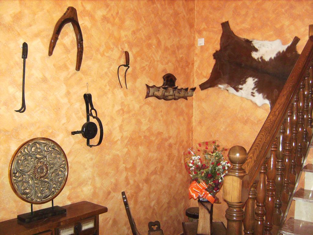 Hotel Hostal La Aldaba à Montearagon Extérieur photo
